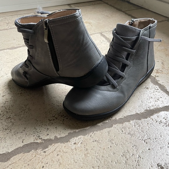 Grey leather zip up boots - Picture 1 of 4